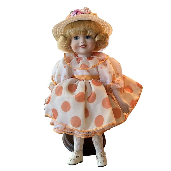 Vtg QVC Porcelain Clara Doll Blonde Blue Eyes Peach Polka Dot Dress Hat Stand - Picture 7 of 8